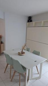 T2 ouvert à 5 min des plages, au calme, avec balcon et garage