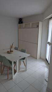 T2 ouvert à 5 min des plages, au calme, avec balcon et garage