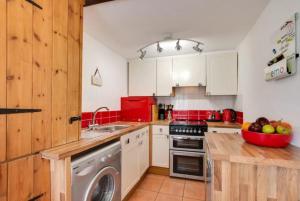 A charming pet-friendly 2-bedroom cottage