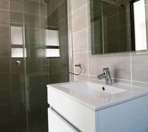 5 Elizabeth Place - Beautiful self catering 1 bedroom unit next to Kyalami Racetrack with free WiFi - swimming pool gym and restaurant - Perfect for a couple in Midrand Waterfall