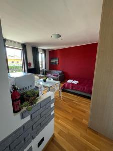 Pantone Cremisi-Seregno Center