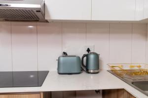 5 Elizabeth Place - Beautiful self catering 1 bedroom unit next to Kyalami Racetrack with free WiFi - swimming pool gym and restaurant - Perfect for a couple in Midrand Waterfall