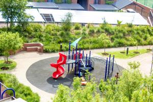 5 Elizabeth Place - Beautiful self catering 1 bedroom unit next to Kyalami Racetrack with free WiFi - swimming pool gym and restaurant - Perfect for a couple in Midrand Waterfall