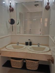 Family villa with pool in San José del Valle - 120 m²