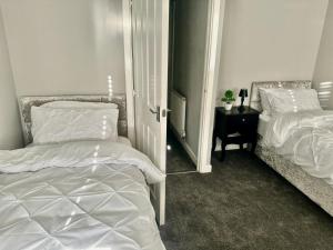 Luxurious Wolverhampton Retreat with 4 Bedrooms