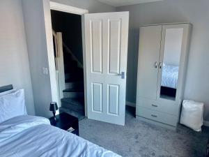 Luxurious Wolverhampton Retreat with 4 Bedrooms