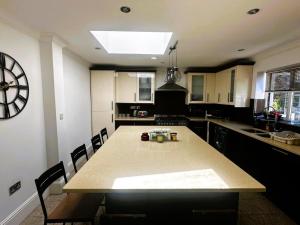 Luxury 3-Bed Ilford Modern Comfort & Elegance