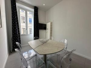 B080- À létroit à lhôtel Bienvenue chez nous