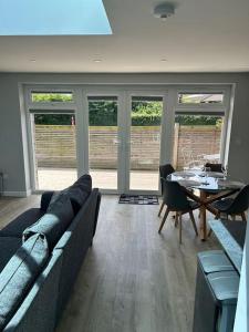Modern apartment near the beach free parking