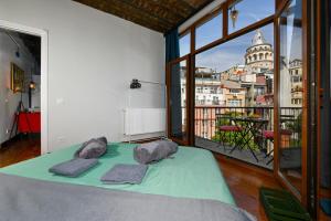 Taksim-Galata Tower Is Almost In Your Bedroom And In The Balconies Rooftop Terrace with Golden Horn View