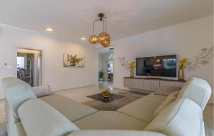 3 Bedroom Nice Home In Kavran 