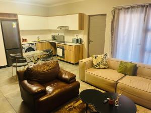 7 Elizabeth Place - Beautiful self catering 1 bedroom unit next to Kyalami Racetrack with free WiFi - swimming pool gym and restaurant - Perfect for a couple in Midrand Waterfall