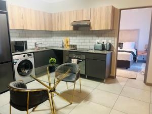 7 Elizabeth Place - Beautiful self catering 1 bedroom unit next to Kyalami Racetrack with free WiFi - swimming pool gym and restaurant - Perfect for a couple in Midrand Waterfall