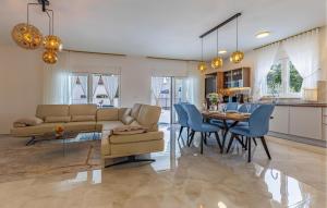 3 Bedroom Nice Home In Kavran 