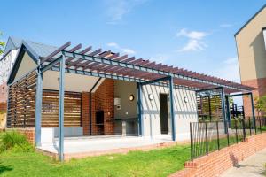 7 Elizabeth Place - Beautiful self catering 1 bedroom unit next to Kyalami Racetrack with free WiFi - swimming pool gym and restaurant - Perfect for a couple in Midrand Waterfall