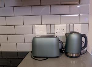 7 Elizabeth Place - Beautiful self catering 1 bedroom unit next to Kyalami Racetrack with free WiFi - swimming pool gym and restaurant - Perfect for a couple in Midrand Waterfall