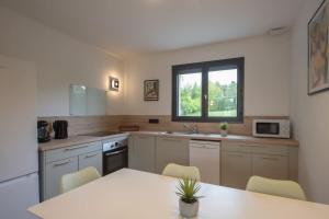 Maison moderne avec terrasse et parking