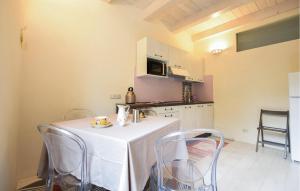 3 Bedroom Stunning Apartment In Massa