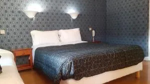 Hôtel des Couronnes Châteaudun - 维舍