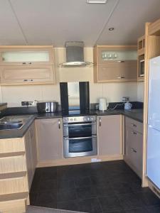 Privately Owned 2-bedroom Caravan at Camber Sands, 1 sofa bed, Private Parking, NO SMOKING NO PETS