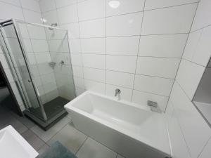 12 Elizabeth Place - Beautiful self catering 2 bedroom unit next to Kyalami Racetrack with free WiFi - swimming pool gym and restaurant - Perfect for a small family in Midrand Waterfall