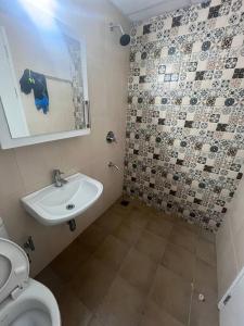 2 BHK home with Wonderful view, 15 min to airport