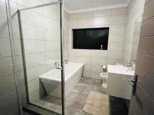 12 Elizabeth Place - Beautiful self catering 2 bedroom unit next to Kyalami Racetrack with free WiFi - swimming pool gym and restaurant - Perfect for a small family in Midrand Waterfall