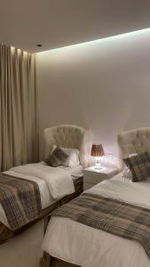 شقة دورين بغرفتي نوم ومطبخ