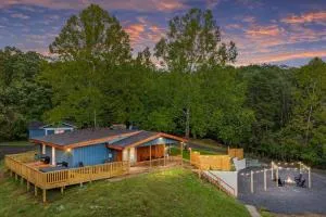 Hidden Hollow 3BD Cabin - Hot Tub, Wifi, Game Room, Fire Pit - Oak Hill