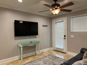 Two bedroom apt with desk washer dryer & pool