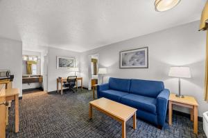 King Suite - Non-Smoking room in Best Western Horizon Inn
