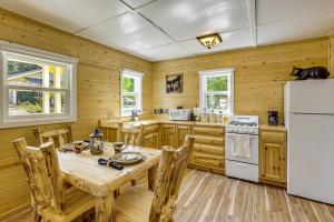 Walk to Water Cozy Cabin in Green Valley Lake!