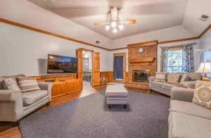 Fenced Yard - Family-Friendly Bartlett Estates - Bartlett