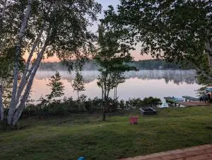 Chic refuge sur le bord de l'eau et des sentiers motoneiges! - Saint-Honoré