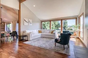 PNW Contemporary Retreat near Lake Sammamish - بلفيو