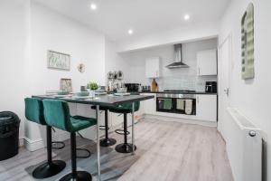 spacious 5 bedroom house - Liverpool - Free parking - contractors