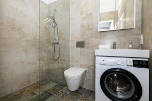 cohost I Brand New Apt, w-AC in a Central Location