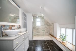 Quaint Centrally Located Getaway