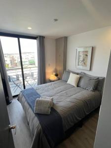 Private and secure Downtown apt