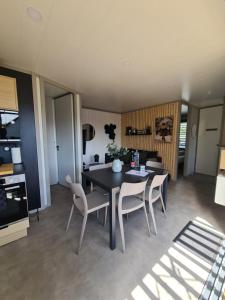 Maisons de vacances Cottage pour 6 personnes avec piscine couverte et chauffee a 300 m de la mer avec Wi-Fi et climatise , 3 chambres : photos des chambres