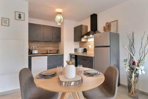 Appartements Appartement moderne - Terrasse - Piscine - Parking : photos des chambres