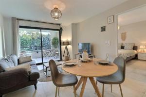 Appartements Appartement moderne - Terrasse - Piscine - Parking : photos des chambres