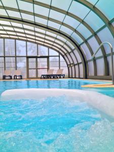 Maisons de vacances Cottage pour 6 personnes avec piscine couverte et chauffee a 300 m de la mer avec Wi-Fi et climatise , 3 chambres : photos des chambres