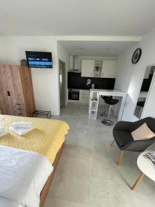 Modern Studio Apartment Iva with Balcony, Free Parking & Wi-Fi, Zadar