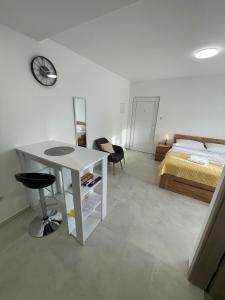 Modern Studio Apartment Iva with Balcony, Free Parking & Wi-Fi, Zadar