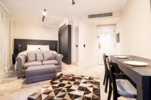 Localizado dentro de um hotel renomado