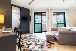 Localizado dentro de um hotel renomado