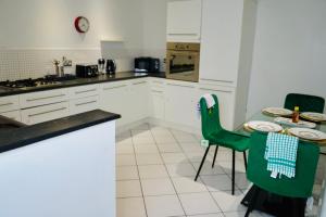 Cozy 2bedroom house with 4bed with parking