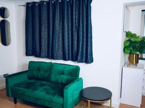 Cozy 2bedroom house with 4bed with parking