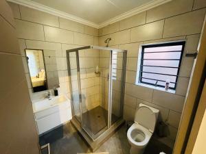 15 Elizabeth Place - Beautiful and spacious self catering 3 bedroom unit next to Kyalami Racetrack with free WiFi - swimming pool gym and restaurant - Perfect for a big family in Midrand Waterfall